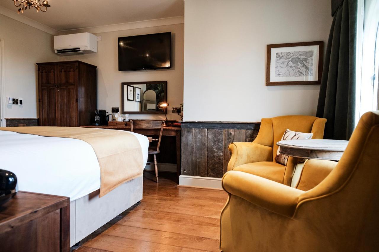 Bear Of Burton Hotel Крайстчърч Екстериор снимка