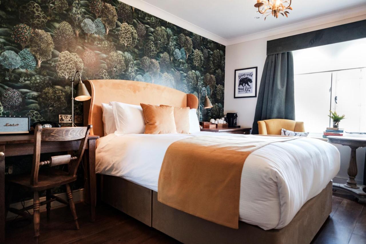 Bear Of Burton Hotel Крайстчърч Екстериор снимка