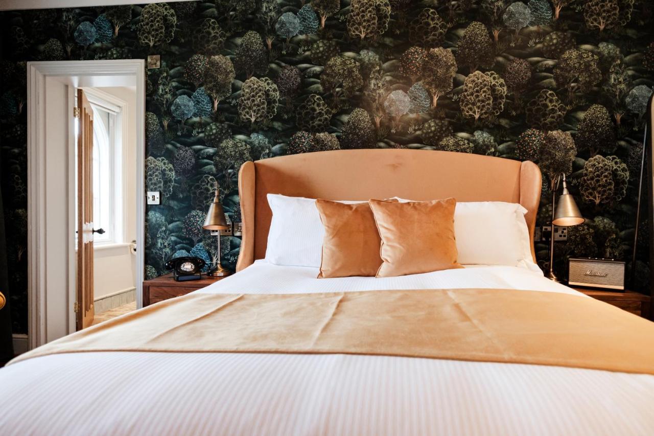 Bear Of Burton Hotel Крайстчърч Екстериор снимка