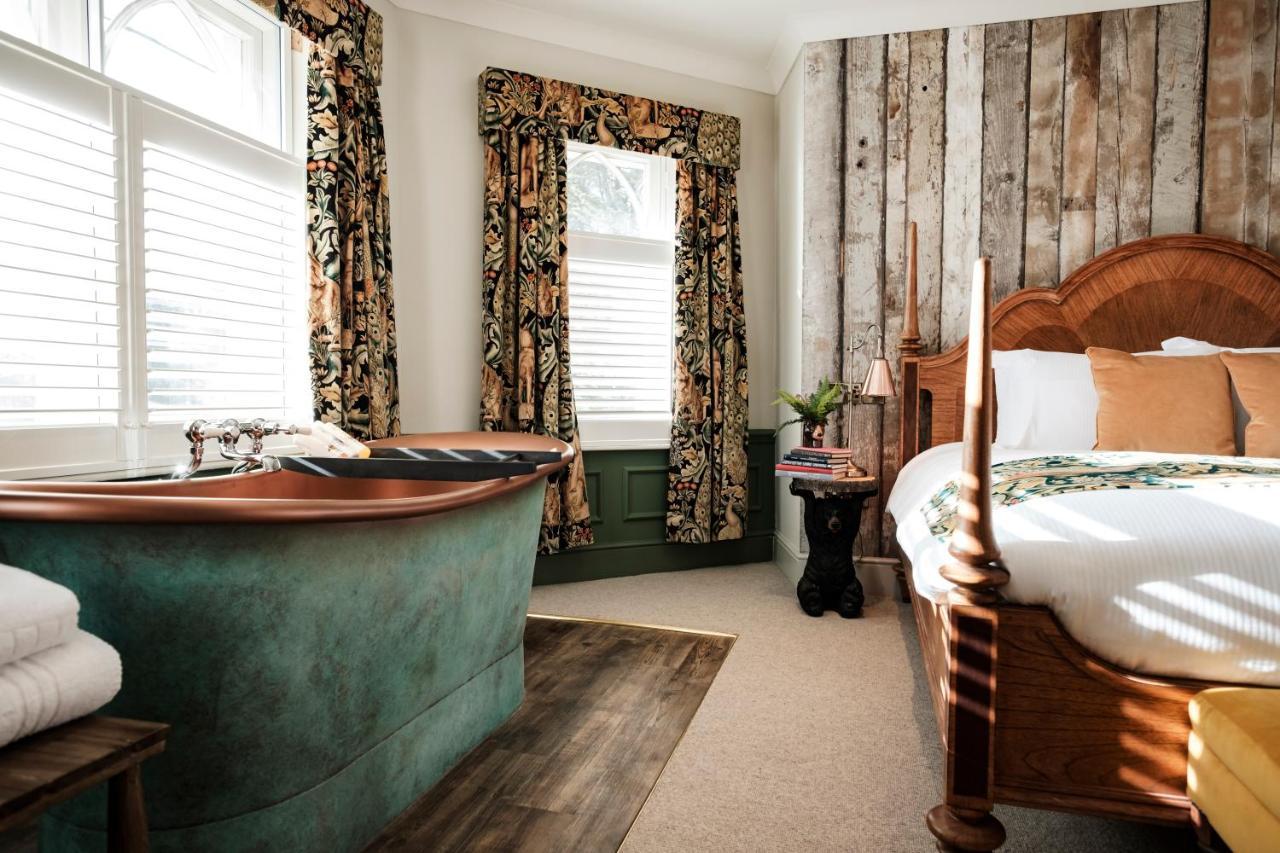 Bear Of Burton Hotel Крайстчърч Екстериор снимка
