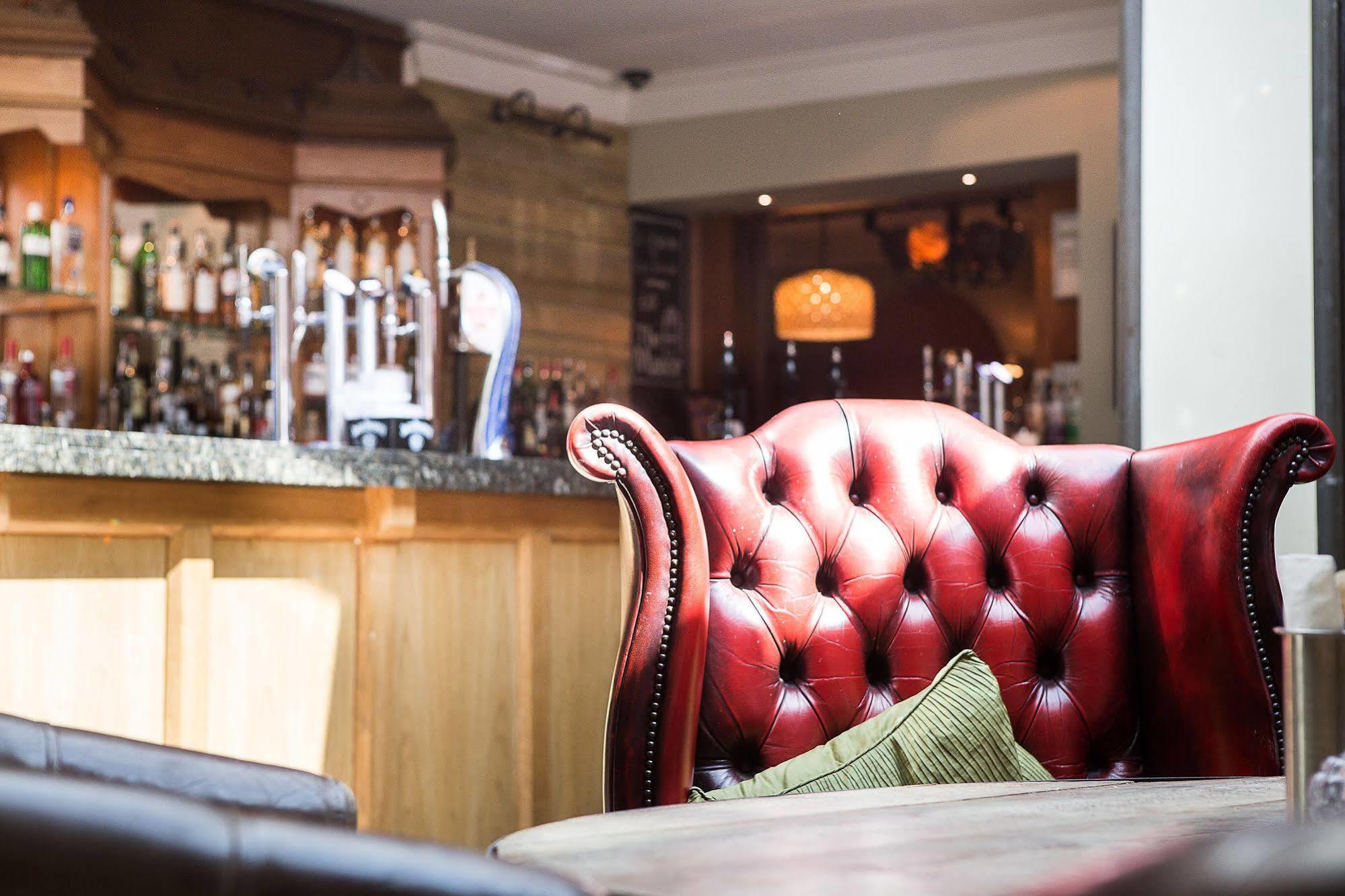 Bear Of Burton Hotel Крайстчърч Екстериор снимка